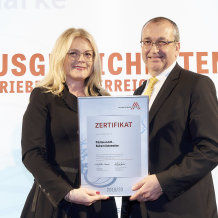 Monica Rintersbacher, GF Leitbetriebe Austria verleiht das Zertifikat an Walter Eichner, GF Pilz Österreich. (c) Sabine Klimpt