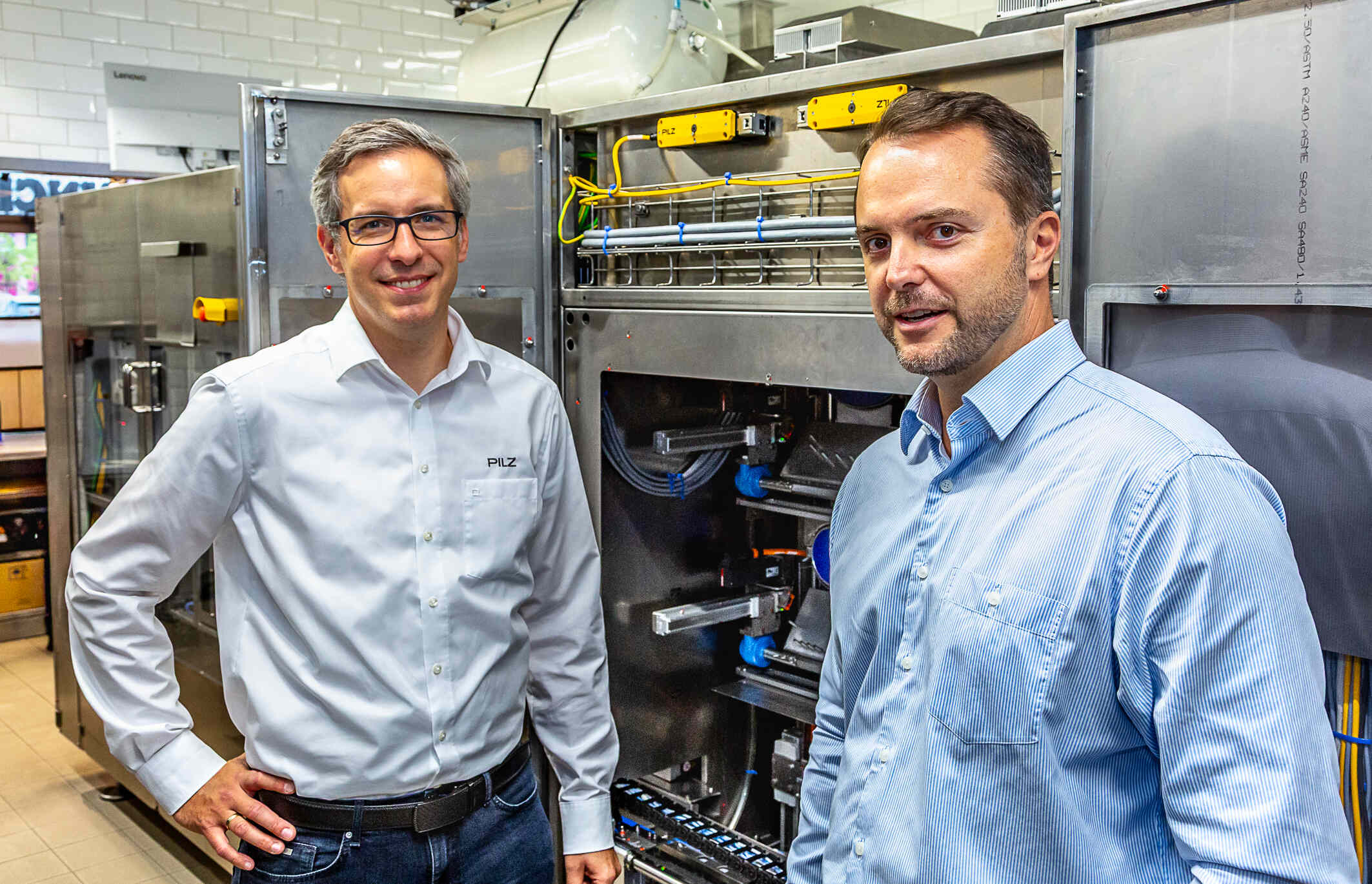 Ing. Stephan Weidinger, Head of Consulting Services bei Pilz (links) und DI (FH) Roland Ambrosch, MSc, Geschäftsführer und CTO von REET.