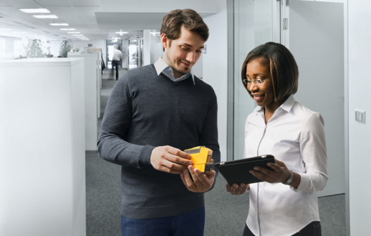 Zwei Menschen unterhalten sich über ein Produkt