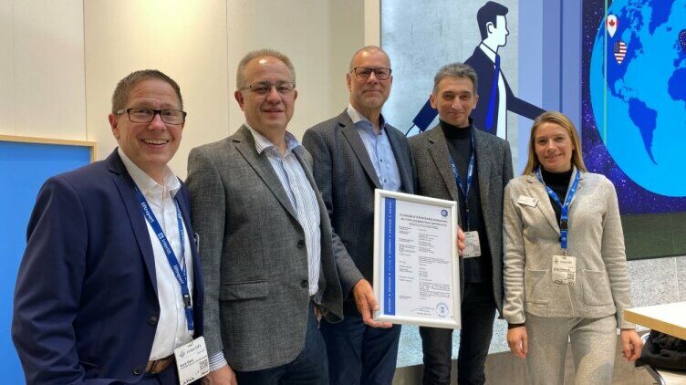 Mitarbeiter von Pilz und TÜV-Süd bei der Übergabe der Zertifizierungsurkunde Mitarbeiter von Pilz und TÜV-Süd bei der Übergabe der Zertifizierungsurkunde