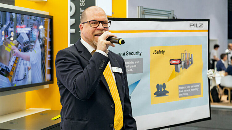 Pilz präsentiert in Hannover, wie die Industrie durch eine zuverlässige Safety und Security unterstützt werden kann – das Experten-Panel rund um die „Safety und Industrial Security“ auf dem Stand des Automatisierungsunternehmens setzt in diesem Jahr Akzente hierfür. (Foto: © Pilz GmbH & Co. KG)