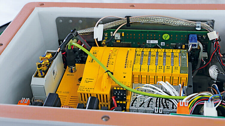 The closed control technology box is installed externally on the freight carriage. The closed control technology box is installed externally on the freight carriage.