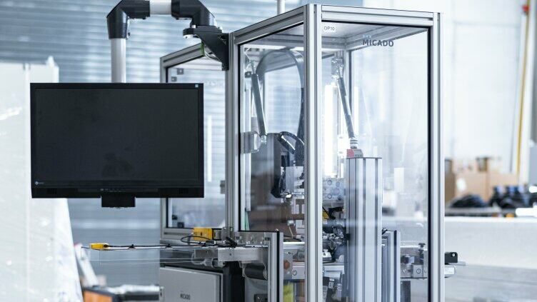 Three safety functions were to be reproduced on this inline measurement system from Micado: an emergency stop, a safety gate required for setup and maintenance work, and a safety flap to prevent intervention in the upstream machine.