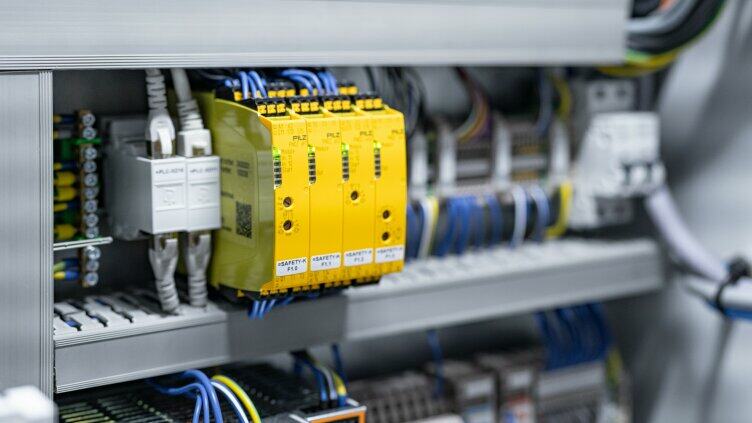 Batch size 1 for safety relays: Micado was able to build “its own” individualised myPNOZ system. Delivered pre-assembled and ready to install. Batch size 1 for safety relays: Micado was able to build “its own” individualised myPNOZ system. Delivered pre-assembled and ready to install.