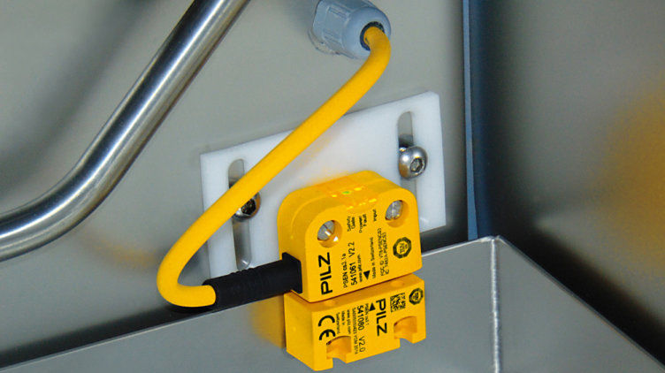 When the cover is opened, the non-contact, coded safety switch PSENcode from Pilz ensures that the knife in the portioning machine is immediately shut down safely. When the cover is opened, the non-contact, coded safety switch PSENcode from Pilz ensures that the knife in the portioning machine is immediately shut down safely.