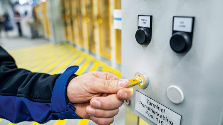 Operators receive their individual permission on an RFID transponder. They use this to identify themselves on the safety gate and, with the appropriate authorisation, gain access to the process.