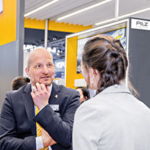 Was müssen Maschinenbetreiber beim Retrofit beachten? Auf der IN.STAND in Stuttgart präsentiert Pilz seine individuell anpassbaren Komplettlösungen aus Safety & Security für die Instandhaltung von Maschinen und Anlagen. (Foto: © Pilz GmbH & Co. KG) 