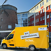 Mit seiner kostenlosen Seminarreihe „Automation on Tour 2026“ informiert Pilz als Experte für sichere Automation unter anderem darüber, wie die kommenden Anforderungen der EU-Maschinenverordnung 2023/1230 umzusetzen sind. (Foto: © Pilz GmbH & Co. KG)