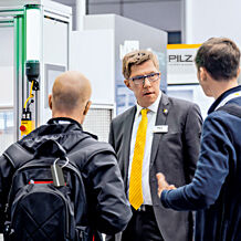 Auf der FMB 2024 zeigt Pilz, wie Maschinen und Anlagen safe und secure gehalten oder ausgestattet werden können. Besucher haben die Möglichkeit sich über Sicherheitslösungen zum Schutz von Mensch und Maschine und über das umfassende Pilz-Portfolio hierfür zu informieren. (Foto: © Pilz GmbH & Co. KG)