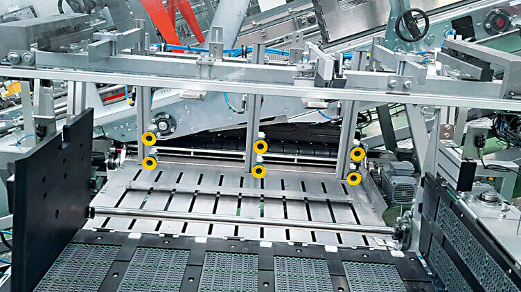 Ist in der Kartonagenzufuhr bei ACMI gerade kein Verpackungsmaterial in der Zufuhröffnung, könnte der Bediener ungehindert in die Maschine eingreifen. PNOZmulti 2 sorgt für höchste Sicherheit des Bedieners.