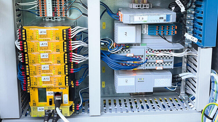 The modular, safe small controller PNOZmulti 2 travels on board the trailer. The safety controller meets SIL 2 requirements and can perform additional application-specific safety functions up to SIL 3 if required.