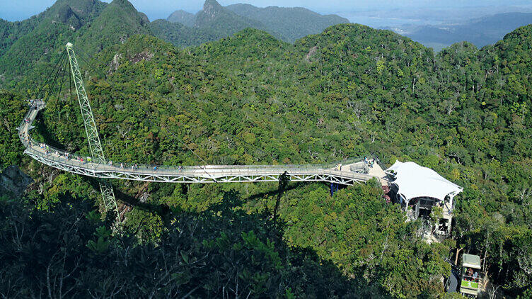 On the Malaysian island of Langkawi, the L-TEC Outdoorlift provides a barrier-free link between a cable car mountain station and a spectacular suspension bridge – the Langkawi Sky-Bridge – high above the rainforest.