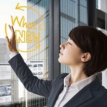 一位人員站在具備黃色「最新消息」圖示的面板前面