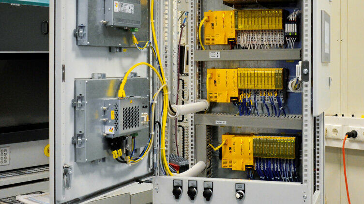 A test rig has been developed so that parameters for each system can be set and tested extensively before being installed on the mining machine. At its heart: the controller PSSuniversal PLC from the automation system PSS 4000. A test rig has been developed so that parameters for each system can be set and tested extensively before being installed on the mining machine. At its heart: the controller PSSuniversal PLC from the automation system PSS 4000.