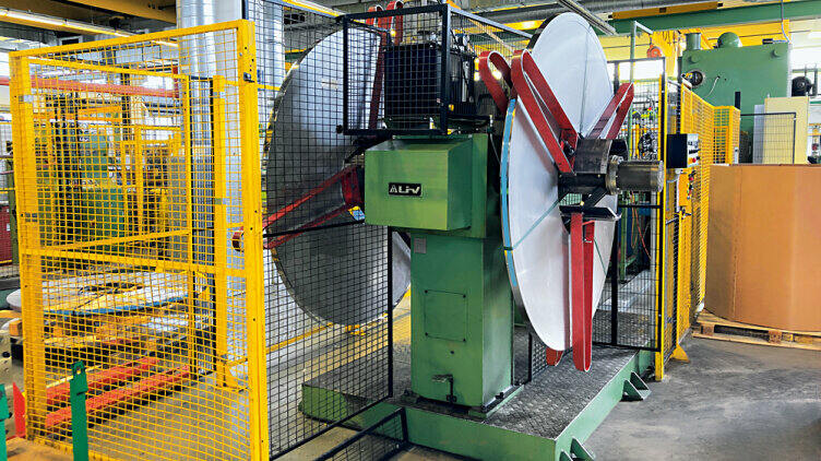 The upstream feed of the endless conveyor via a reel and the attached profiling machine also had to be considered during the general overhaul of the press line.