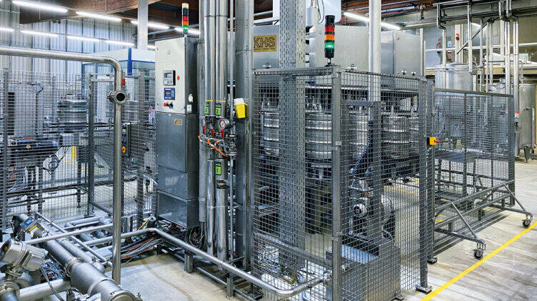 Use of mobile railings: Part of the protective wall can be removed fairly easily so that, once a year, it is possible to advance with the forklift to the centrally positioned media distributors, for service operations.