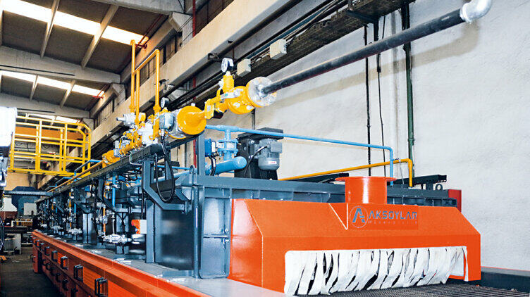 Heat treatment furnaces from Aksoylar Robotics are generally equipped with multiple burners and manufacture high quality steel products. To ensure that ultimately these products exhibit the required degree of hardness, it is absolutely essential that certain furnace temperatures are maintained – based on the material and thickness.