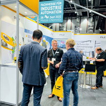 Mit Pilz Experten im Gespräch: Wie lassen sich individuelle Berechtigungen einfach und zentral verwalten? Die Antwort stellt Pilz auf den regionalen Fachmessen für Industrieautomation „all about automation“ vor. (Foto: © Pilz GmbH & Co. KG)