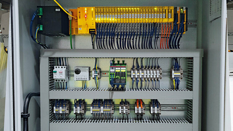 The reel loading area on the plant used to manufacture cardboard packaging needed to be safe and productive for operators, so the automation system PSS 4000 was used as a complete package, including safe sensor technology – the coded safety switch PSENcode.