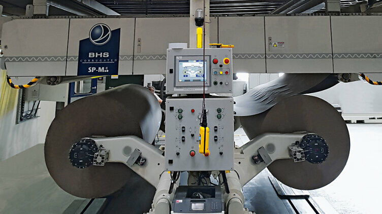 The area around the plant is monitored by the coded, non-contact safety switches PSENcode. Sensors are used for safety gate and position monitoring.