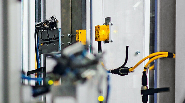 Die Montagezelle von Hahn Automation produziert im Dreischicht-Betrieb Stoßdämpfer im 20-Sekunden-Takt. In Kombination mit dem codierten, berührungslosen Sicherheitsschalter PSENcode von Pilz – der zur Positionsabfrage dient – macht ein Lichtgitter-Paar die beiden Eingriffsbereiche sicher. 