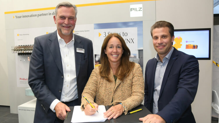 A strong partnership for safe, digital rail: Susanne Kunschert, Managing Partner of Pilz GmbH & Co. KG, and Tilo Brandis, Managing Director of Pintsch GmbH, sealed the development partnership on 21 September 2022, during the InnoTrans exhibition in Berlin. (Photo: © Pilz GmbH & Co. KG)