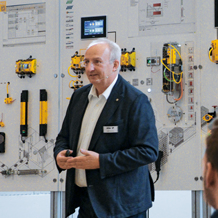 Mit seinem kostenlosen Seminar „Maschinensicherheit für Hersteller und Betreiber“ informiert Pilz deutschlandweit über die Änderungen durch die neue Maschinenverordnung und gibt Hilfestellung für die praktische Umsetzung. (Foto: © Pilz GmbH & Co. KG)