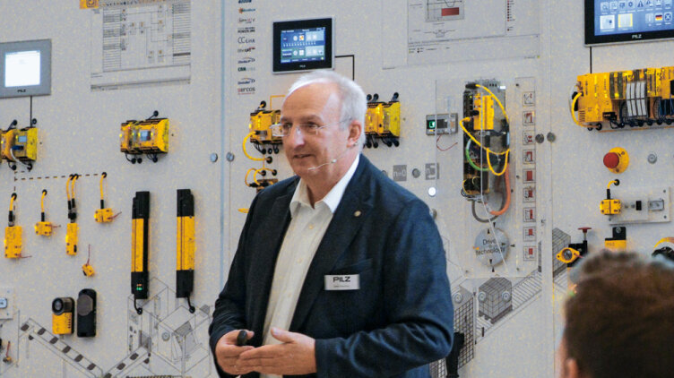 Mit seinem kostenlosen Seminar „Maschinensicherheit für Hersteller und Betreiber“ informiert Pilz deutschlandweit über die Änderungen durch die neue Maschinenverordnung und gibt Hilfestellung für die praktische Umsetzung. (Foto: © Pilz GmbH & Co. KG)