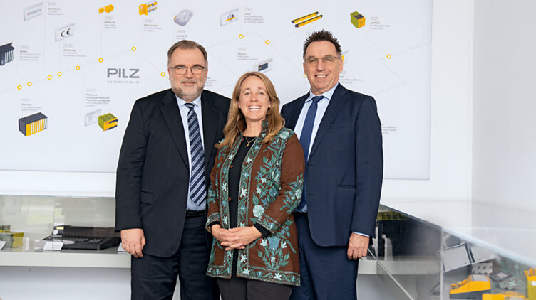 Besuch des BDI-Präsidenten bei Pilz: (v.l.n.r.) Siegfried Russwurm (BDI), Susanne Kunschert (Pilz) und Michael Fohrer. (Foto: © Pilz GmbH & Co. KG)