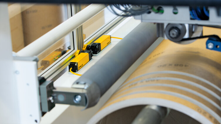ISO 14119 specifies the design principles for the safeguarding of safety gates with interlocking switches. Now there is a new version of the standard. (Photo: © Pilz GmbH & Co. KG)