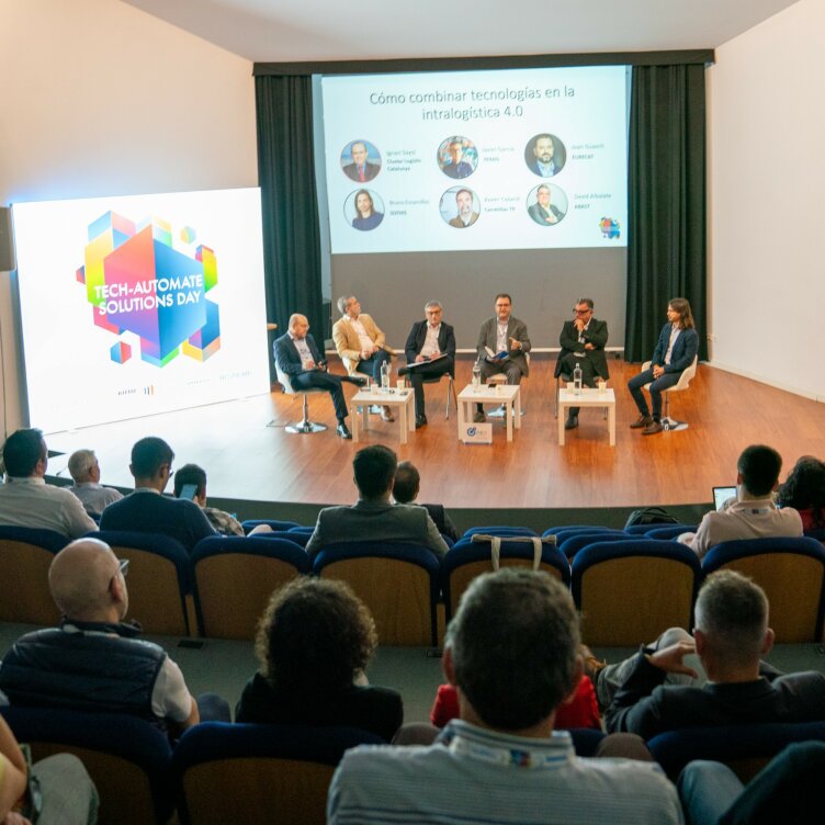 Ponentes de la mesa redonda Tech-Automate Solutions Day: De izquierda a derecha: Ignasi Sayol (Cluster Logístic Catalunya), Xavier Cabané (Carretillas TR), Javier García (FERAG), Joan Guasch (EURECAT), David Albalate (ABAST) y Bruno Escamillas (SOTHIS)
