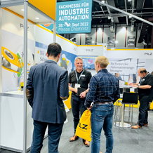 Mit Pilz Experten im Gespräch: Wie lassen sich individuelle Berechtigungen einfach und zentral verwalten? Die Antwort stellt Pilz auf den regionalen Fachmessen für Industrieautomation „all about automation“ vor. (Foto: © Pilz GmbH & Co. KG)